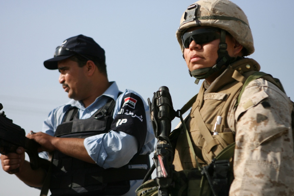 Marines and Iraqi police patrol Khandari