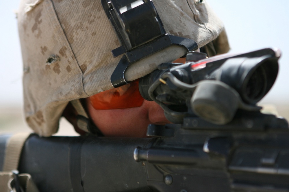 Marines and Iraqi police patrol Khandari