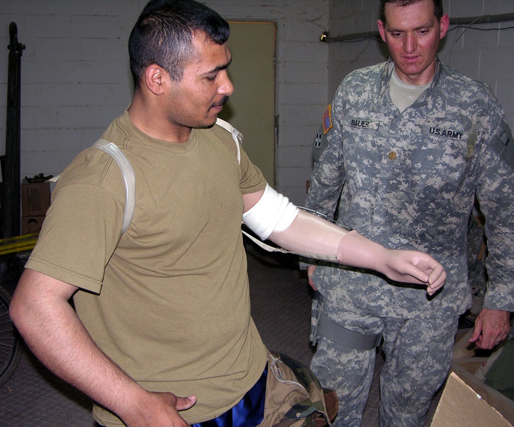 dvids-news-iraqi-soldier-receives-prosthetic-arm-after-colliding