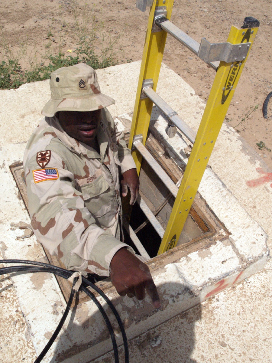 Signal Soldiers maintain communications link