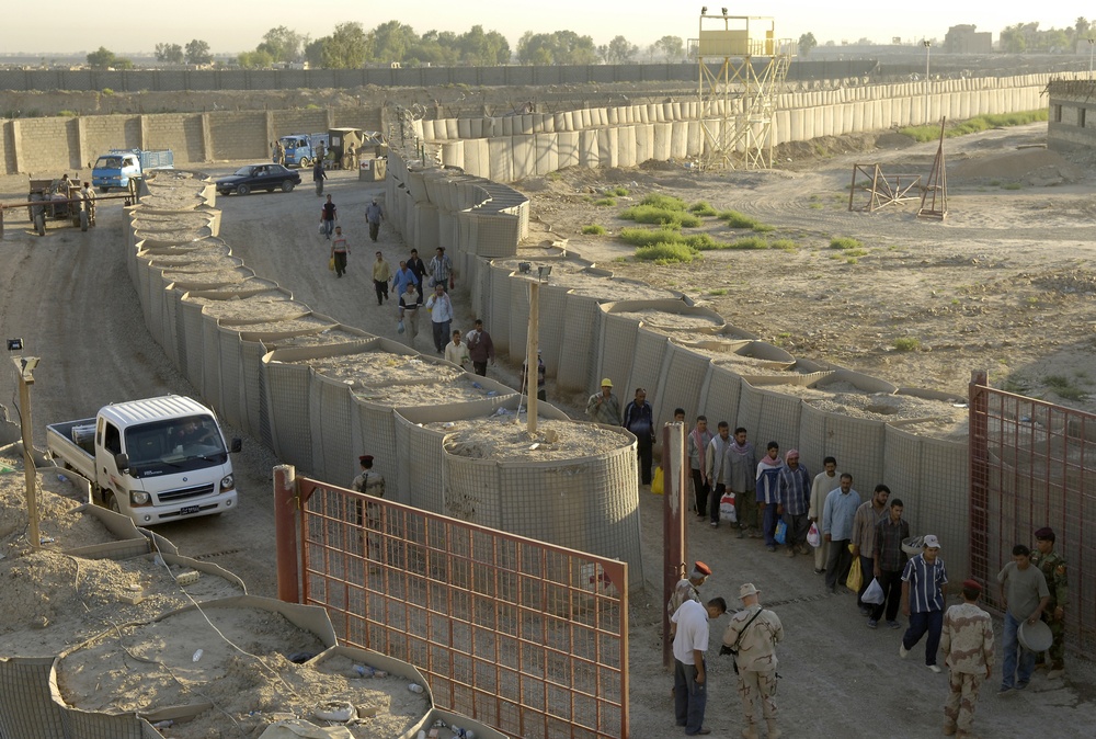 DVIDS - News - Airmen Train Iraqi Soldiers On Base Defense
