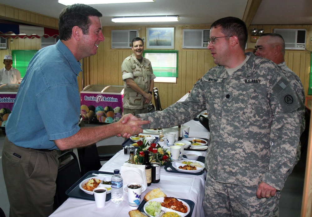 Senator Allen visits troops in Kuwait