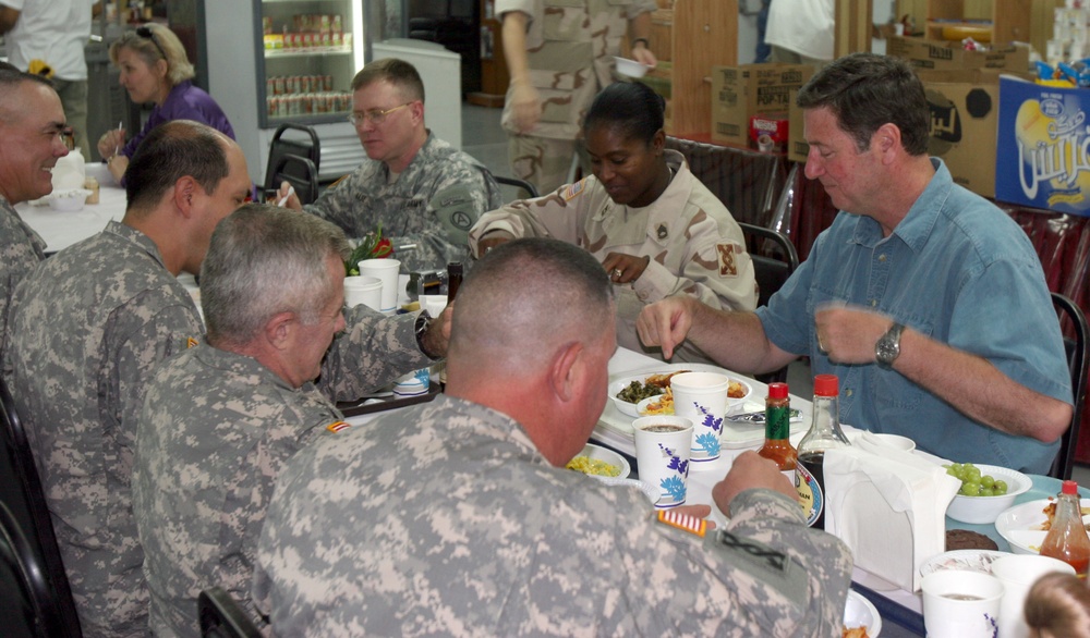 Senator Allen visits troops in Kuwait