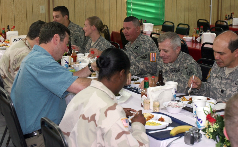 Senator Allen visits troops in Kuwait