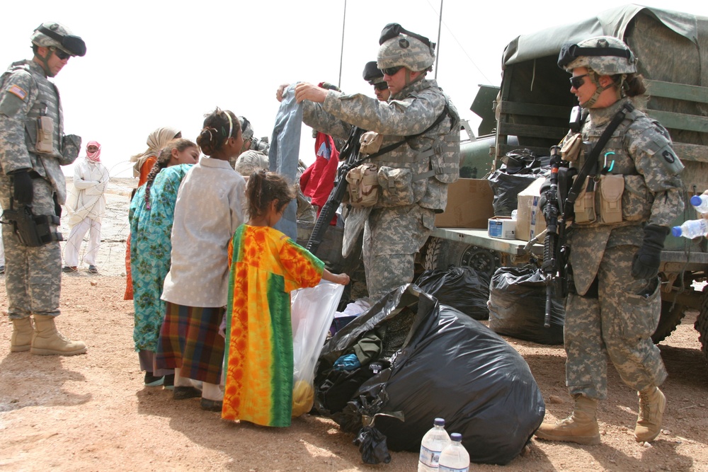 Soldiers help Iraqi children