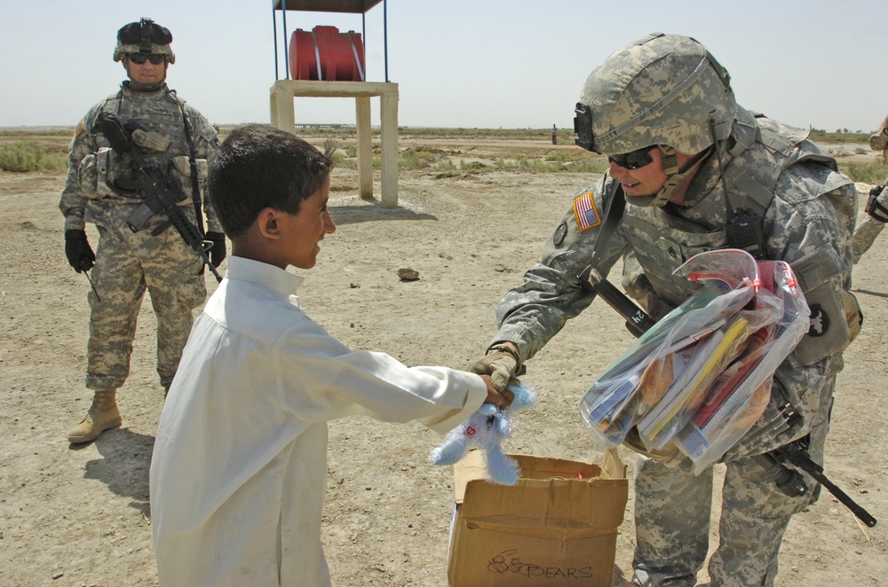 Giving gifts to Iraqi children