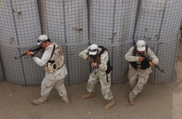 Iraqi police recruits start basic skills class at local academy