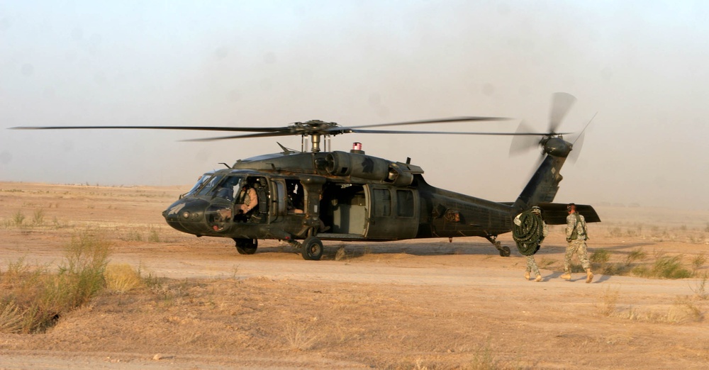 Pathfinders, 5th Battalion, 101st Combat Aviation Brigade conduct Fastrope