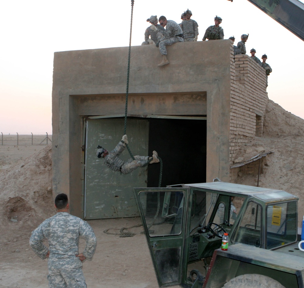 Pathfinders, 5th Battalion, 101st Combat Aviation Brigade conduct Fastrope