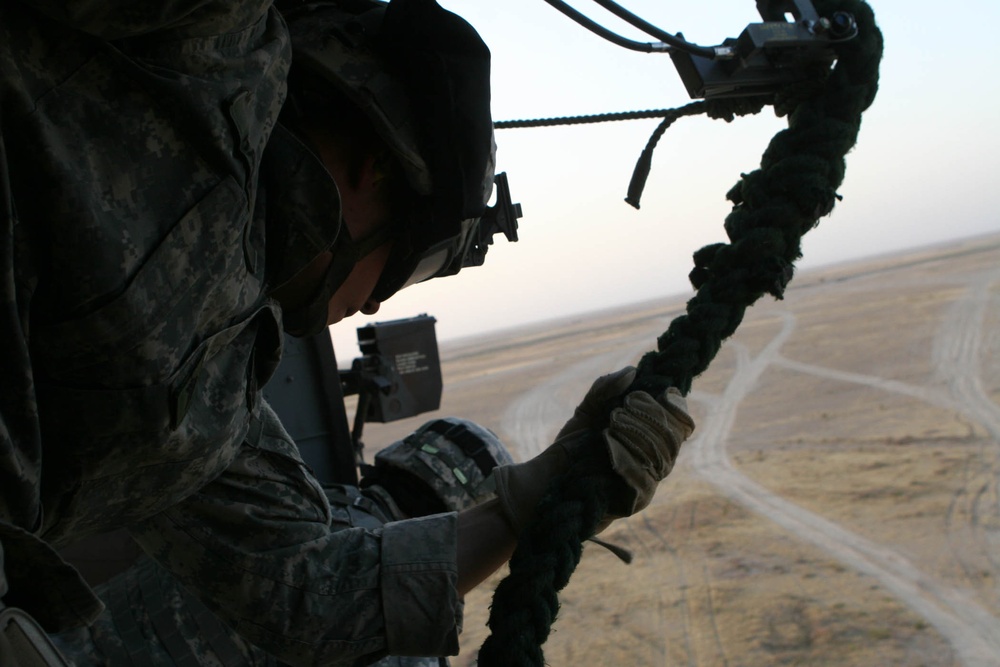 Pathfinders, 5th Battalion, 101st Combat Aviation Brigade conduct Fastrope