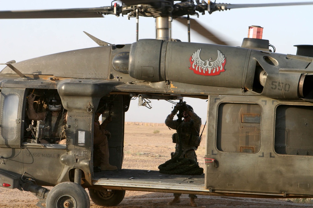 Pathfinders, 5th Battalion, 101st Combat Aviation Brigade conduct Fastrope