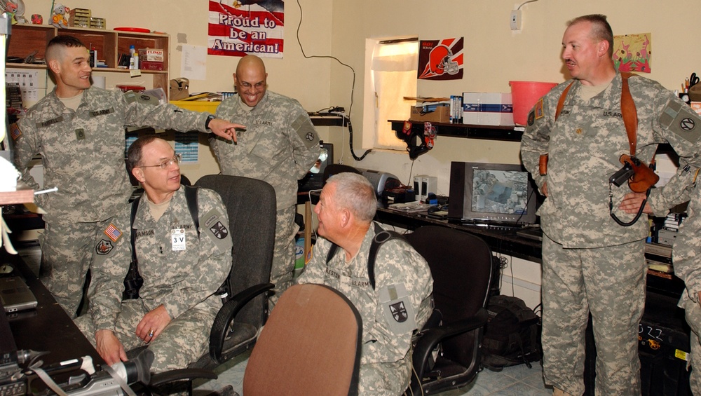 Reserve MND-B Soldiers Enjoy Visit From Reserve Leaders