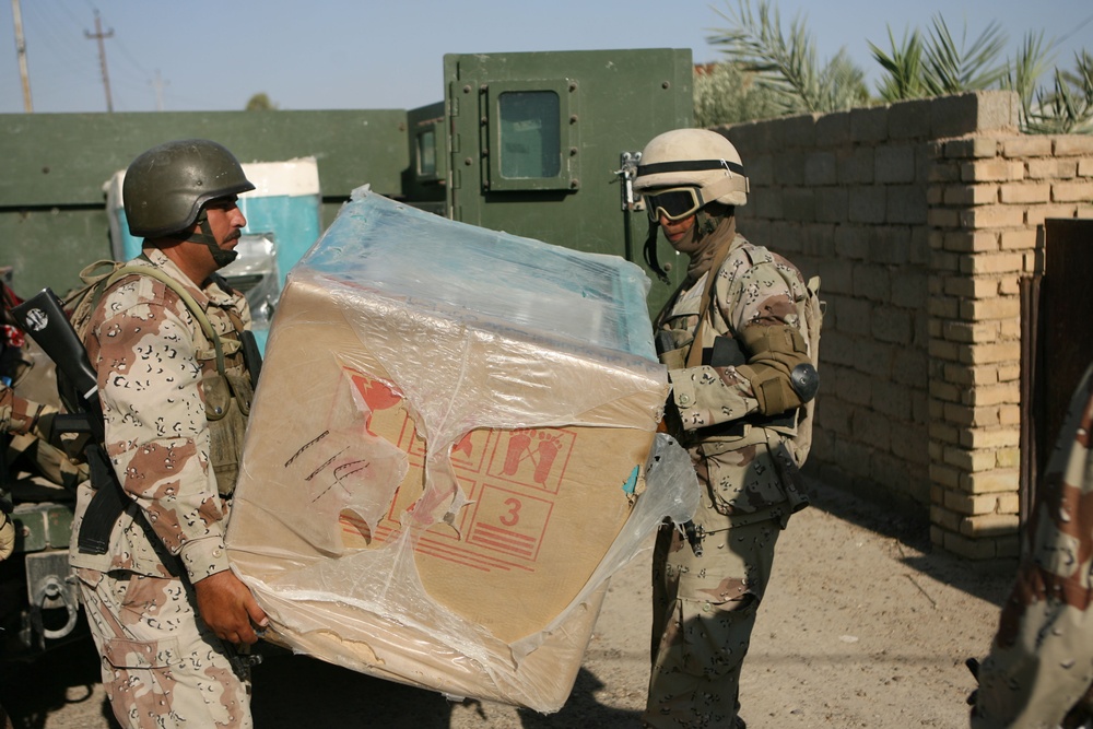 Iraqi Soldiers and Marine Conduct Operation &quot;cool Carpet&quot;