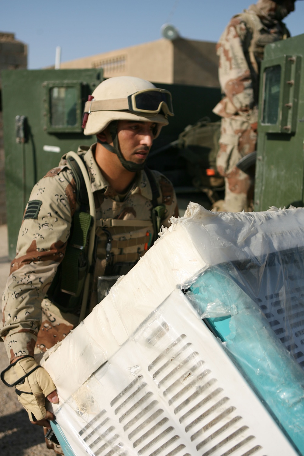 Iraqi Soldiers and Marine Conduct Operation &quot;cool Carpet&quot;