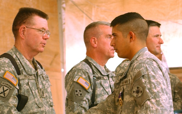 Two Engineer Soldiers Receive Purple Heart