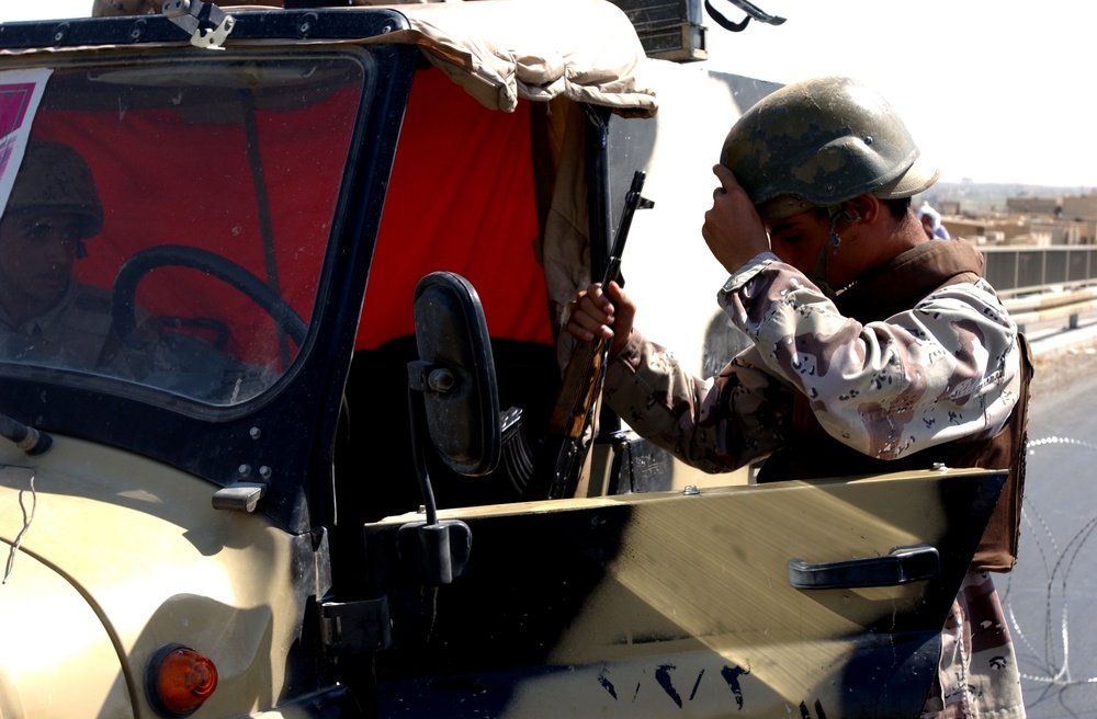 Traffic control point set up by Iraqi Army near Mosul