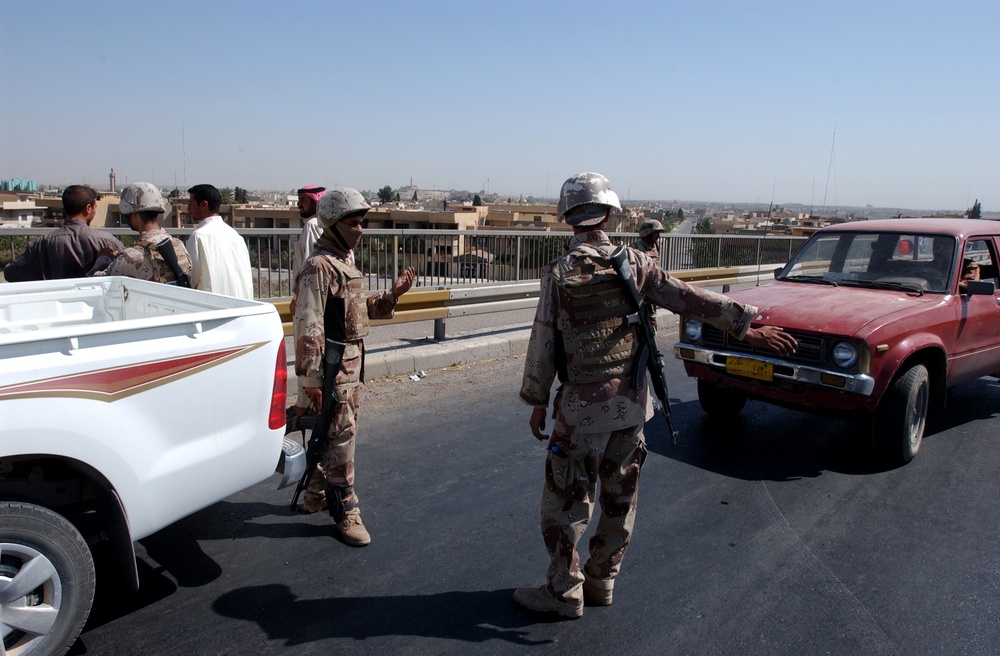 Traffic control point set up by Iraqi Army near Mosul