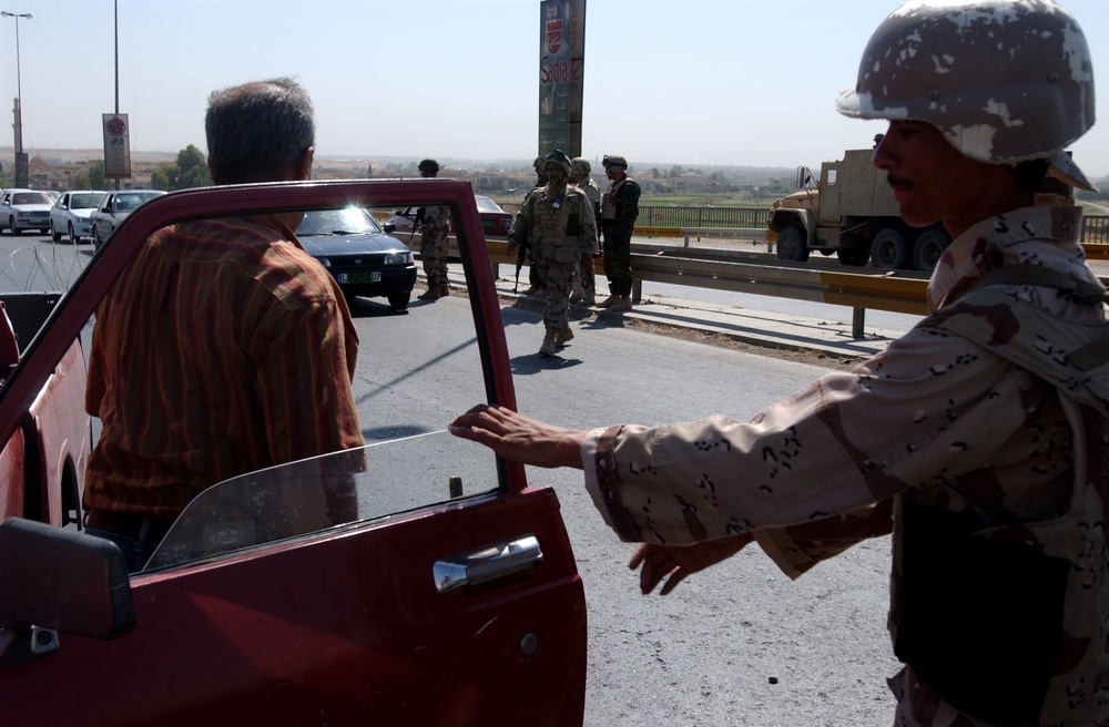 Traffic control point set up by Iraqi Army near Mosul