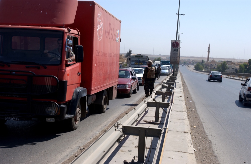 Traffic control point set up by Iraqi Army near Mosul