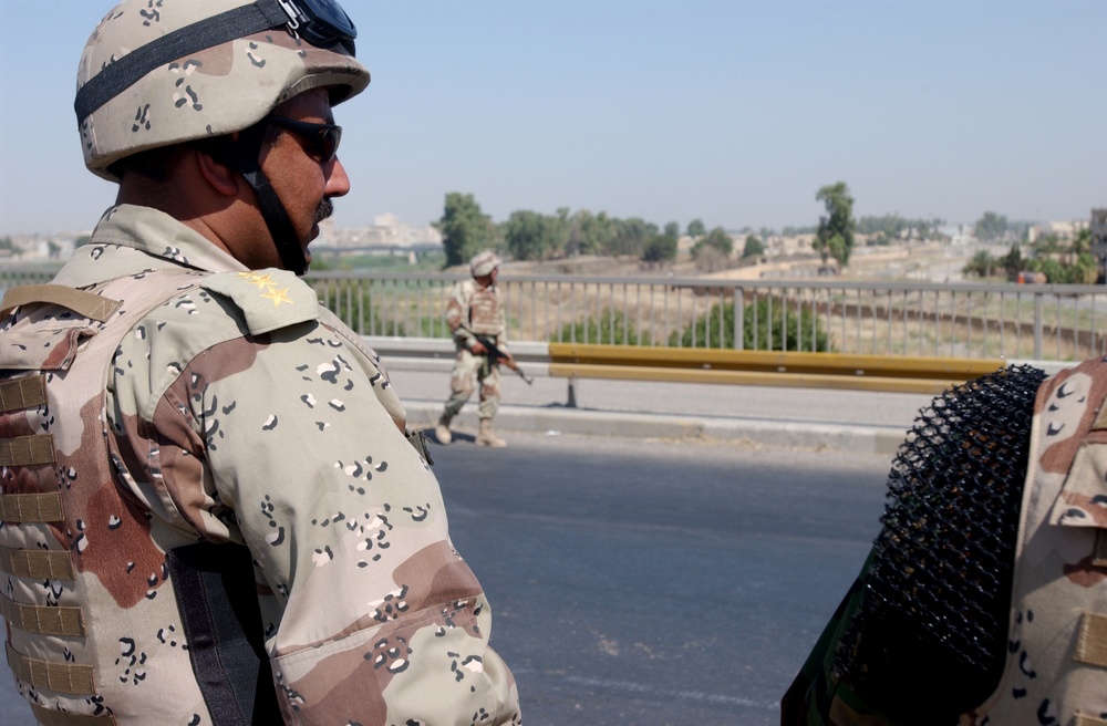 Traffic control point set up by Iraqi Army near Mosul