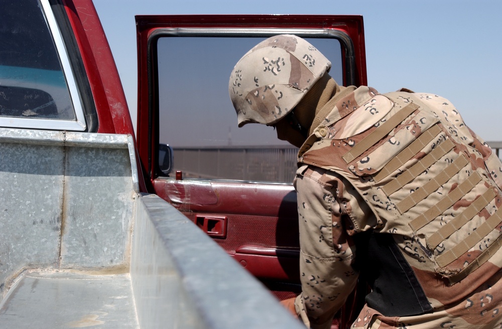 Traffic control point set up by Iraqi Army near Mosul