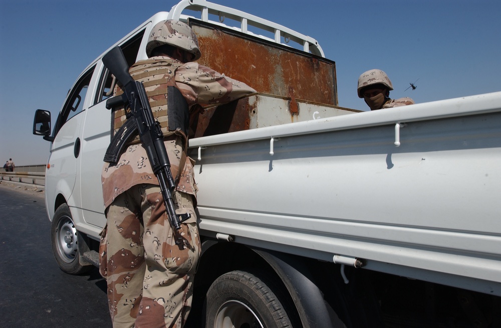 Traffic control point set up by Iraqi Army near Mosul