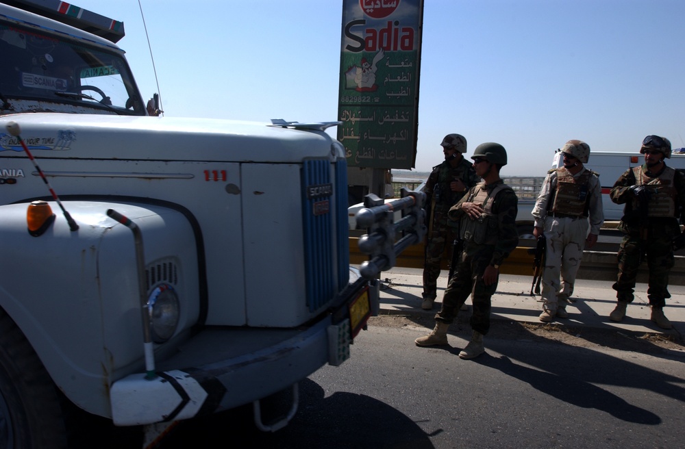 Traffic control point set up by Iraqi Army near Mosul