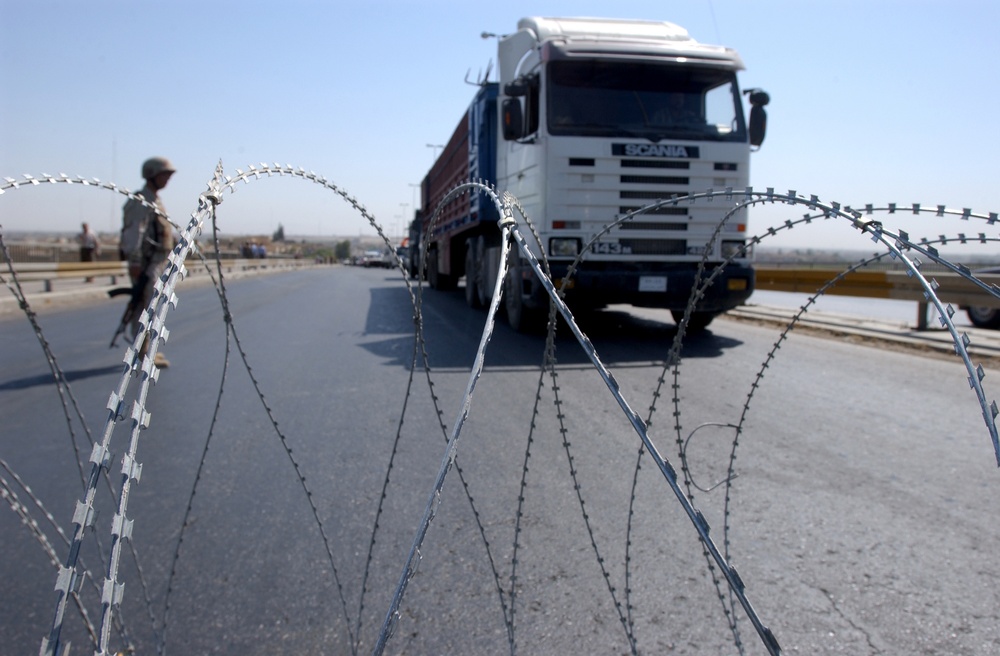 Traffic control point set up by Iraqi Army near Mosul