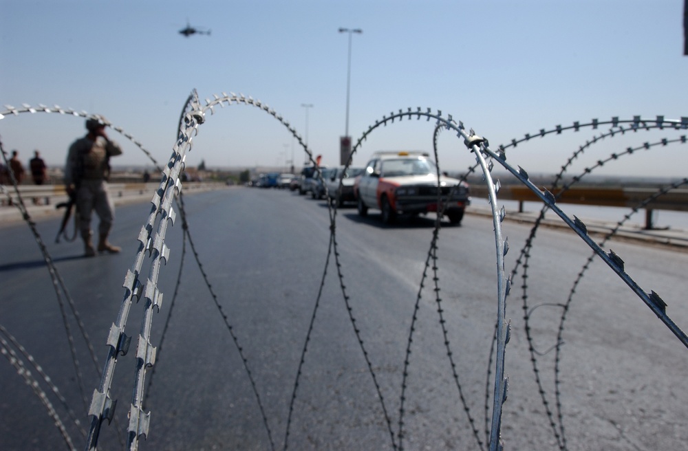 Traffic control point set up by Iraqi Army near Mosul