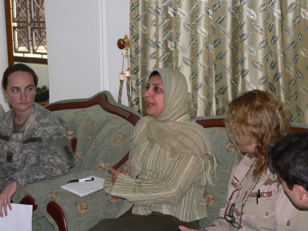 Provincial reconstruction team talks human rights with Iraqis