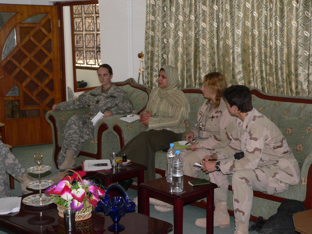 Provincial reconstruction team talks human rights with Iraqis