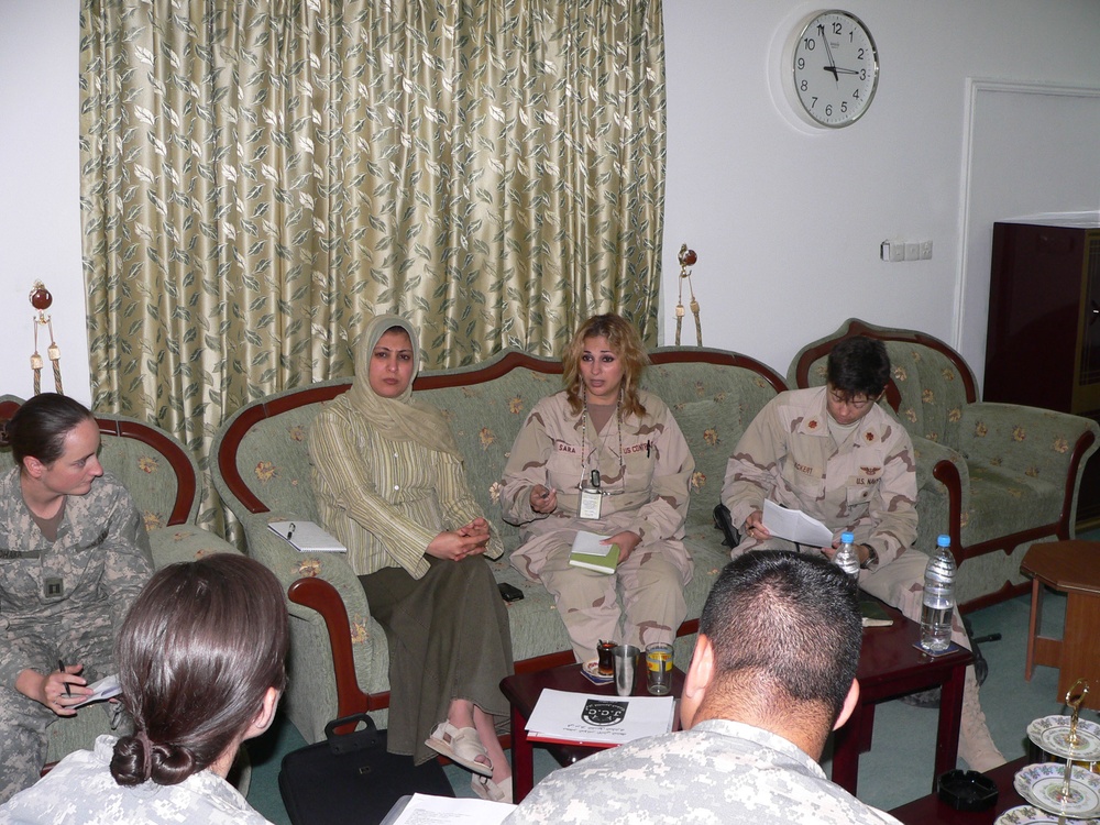 Provincial reconstruction team talks human rights with Iraqis
