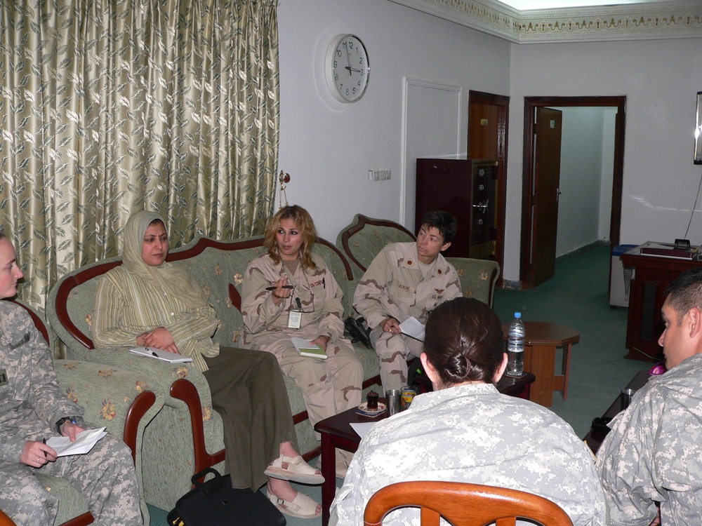 Provincial reconstruction team talks human rights with Iraqis