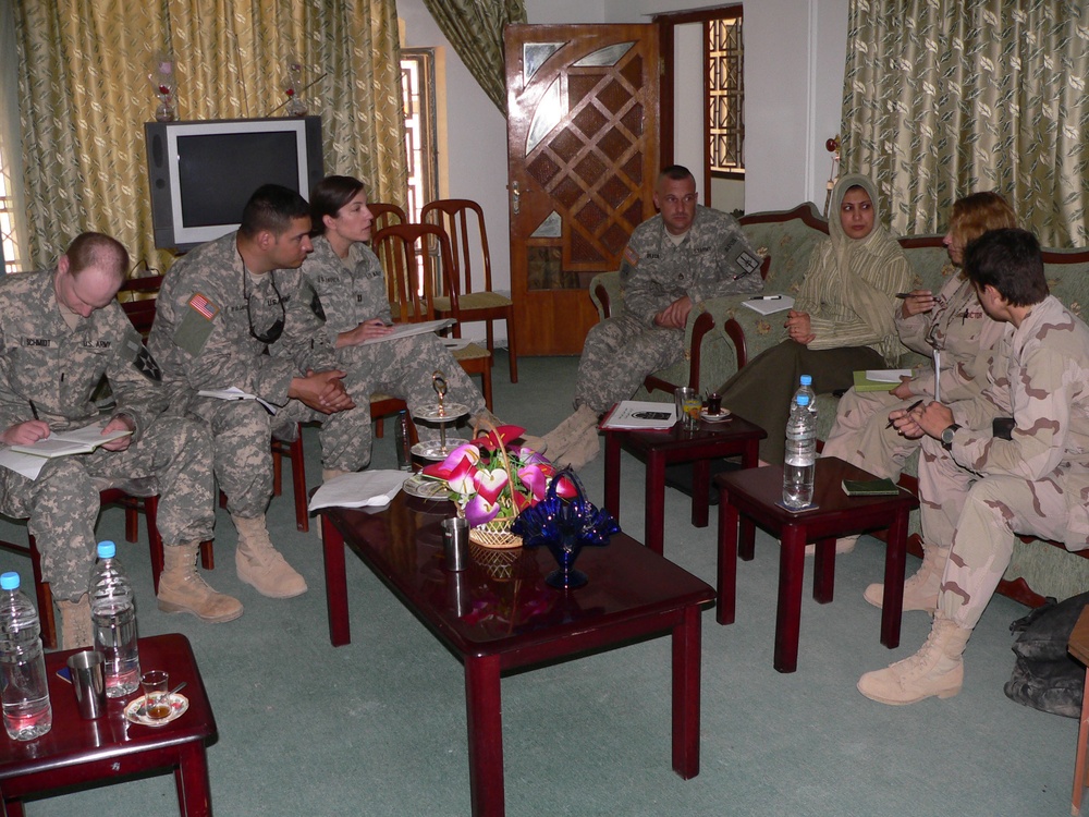Provincial reconstruction team talks human rights with Iraqis