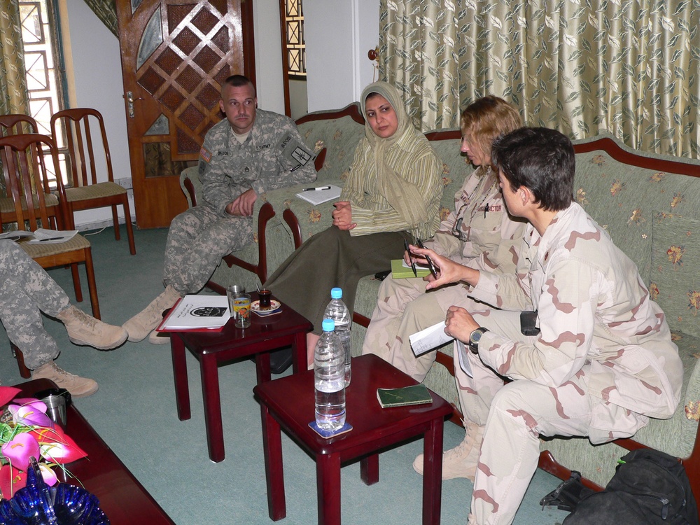 Provincial reconstruction team talks human rights with Iraqis