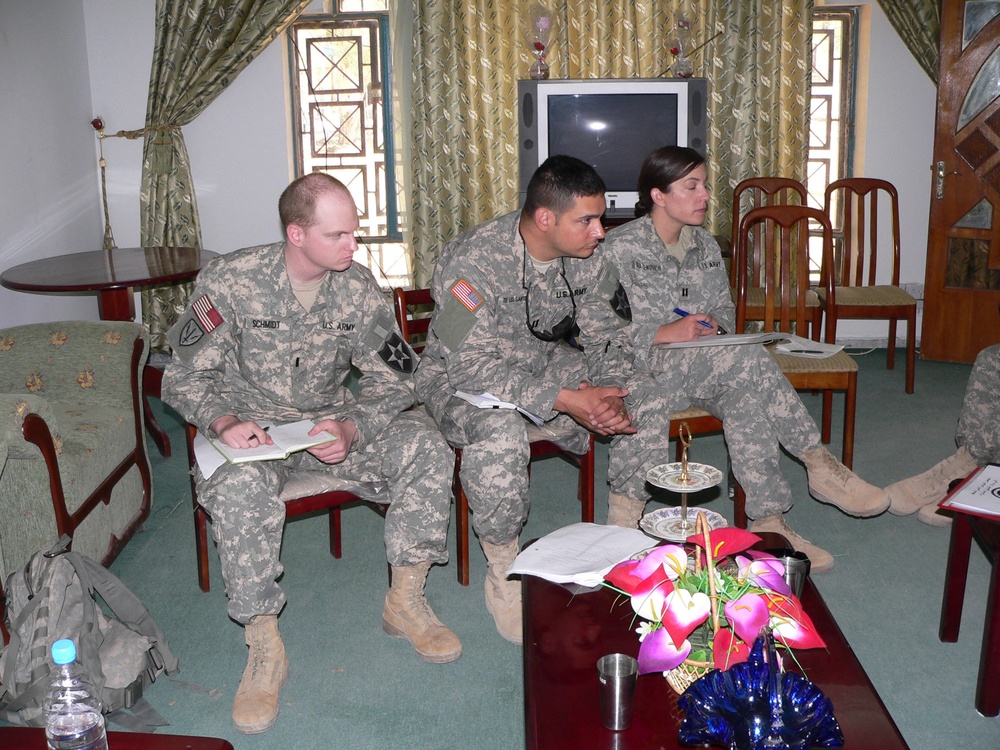 Provincial reconstruction team talks human rights with Iraqis