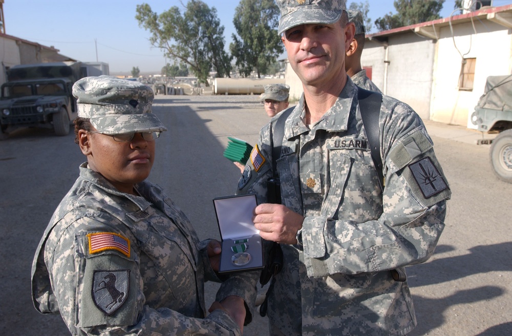 Soldiers Receive Awards is Iraq