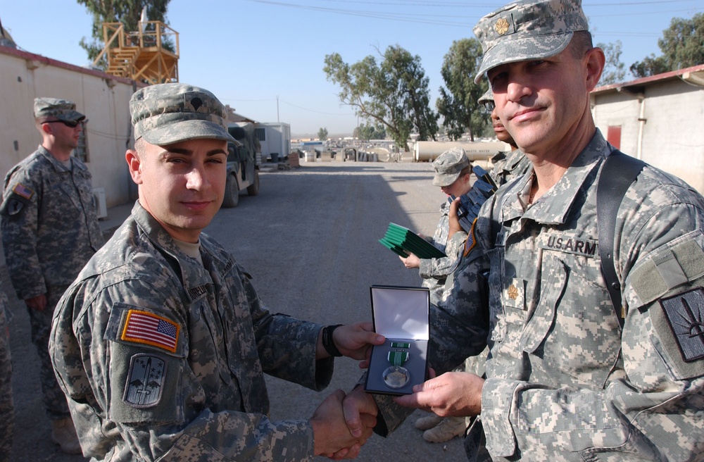 Soldiers Receive Awards is Iraq