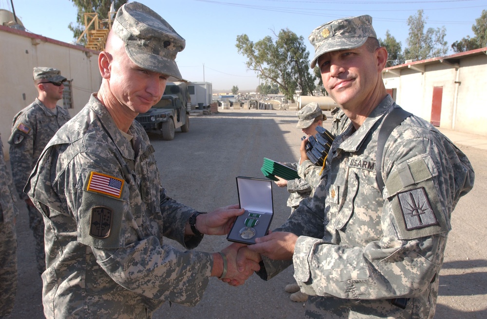 Soldiers Receive Awards is Iraq