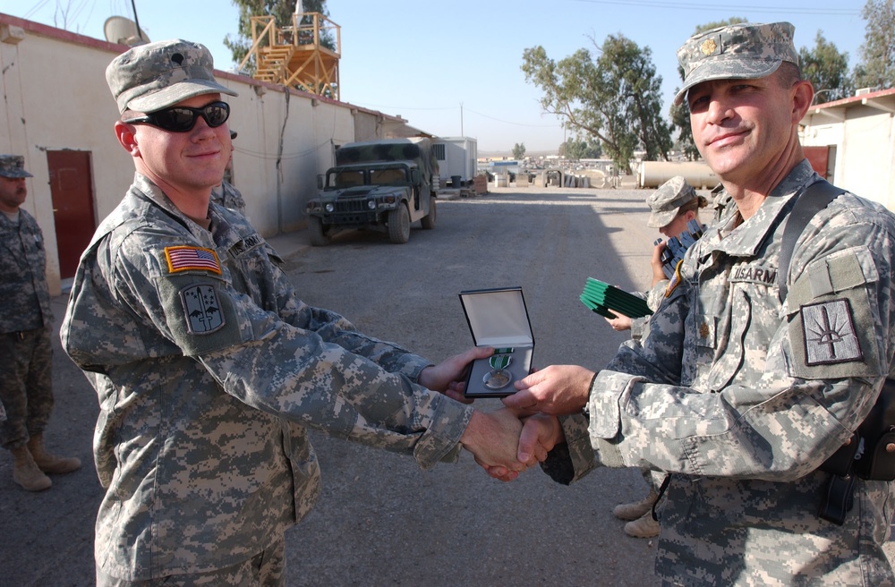 Soldiers Receive Awards is Iraq