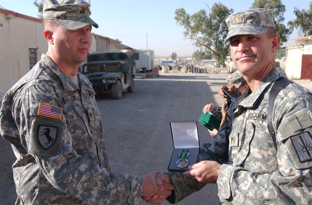 Soldiers Receive Awards is Iraq