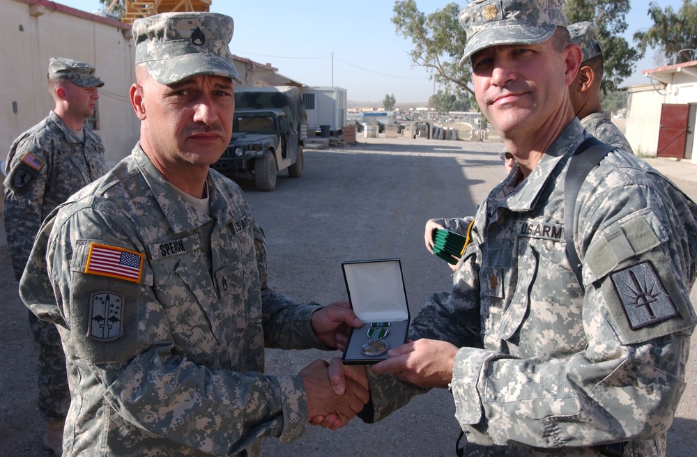 Soldiers Receive Awards is Iraq