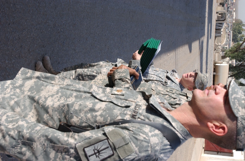 Soldiers Receive Awards is Iraq