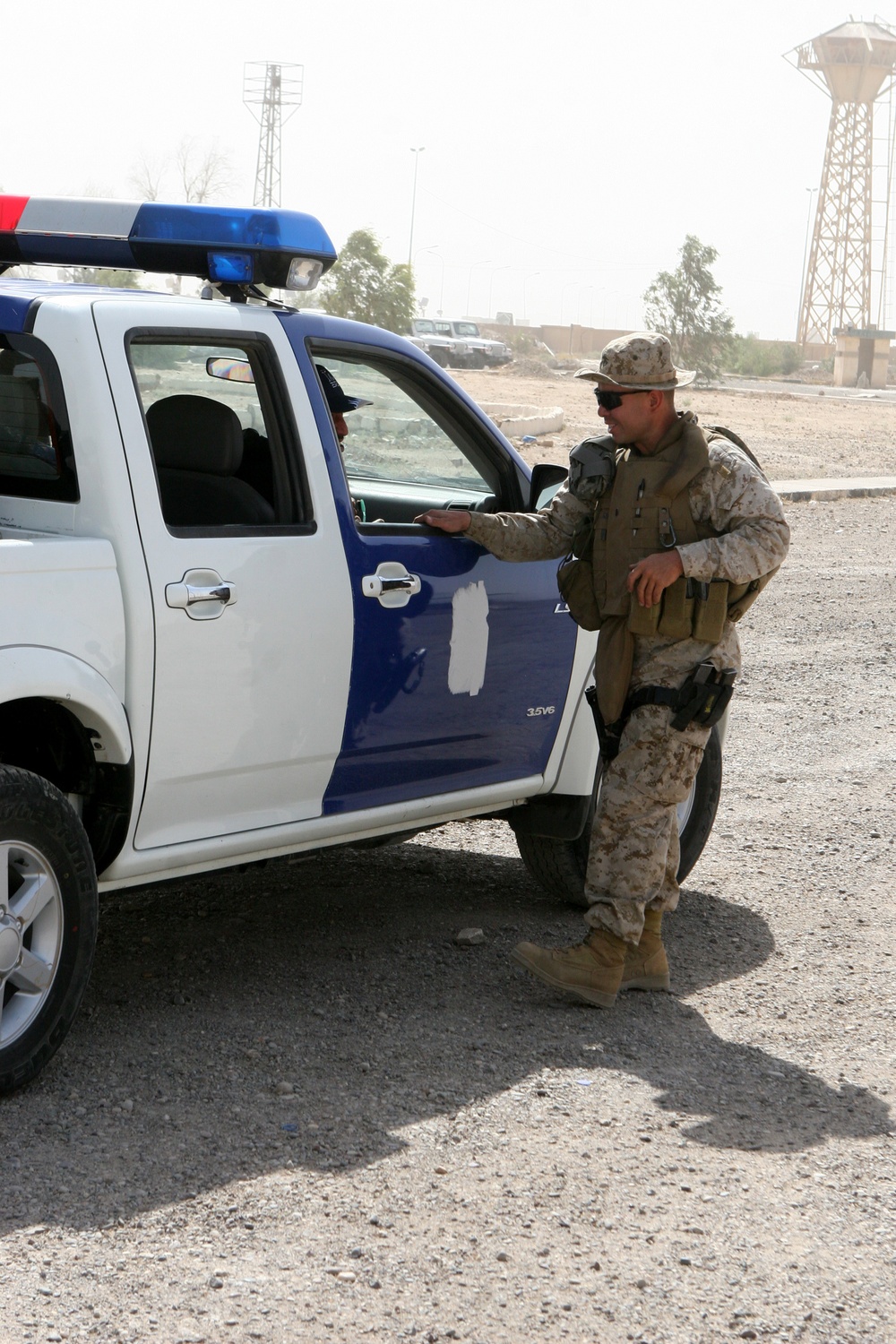 Iraqi-led Coalition team deliver communications to Border Police