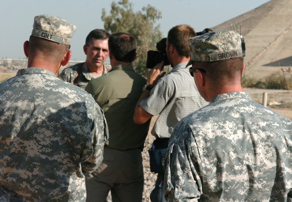 LTG Peter Chiarelli's visits LSAA to visit the Thunder Brigade