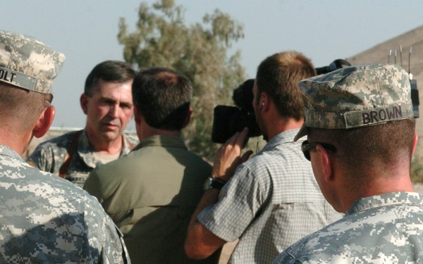 LTG Peter Chiarelli's visits LSAA to visit the Thunder Brigade