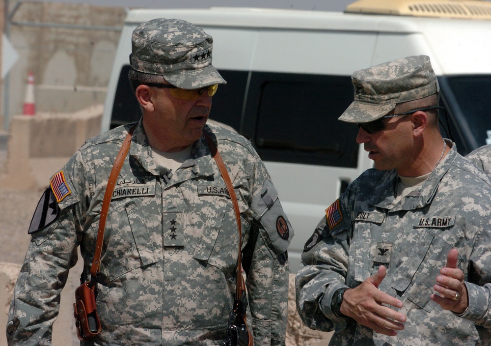 LTG Peter Chiarelli's visits LSAA to visit the Thunder Brigade