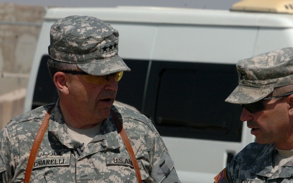 LTG Peter Chiarelli's visits LSAA to visit the Thunder Brigade