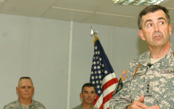 LTG Peter Chiarelli's visits LSAA to visit the Thunder Brigade