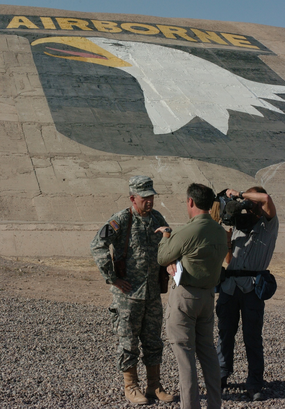 LTG Peter Chiarelli's visits LSAA to visit the Thunder Brigade